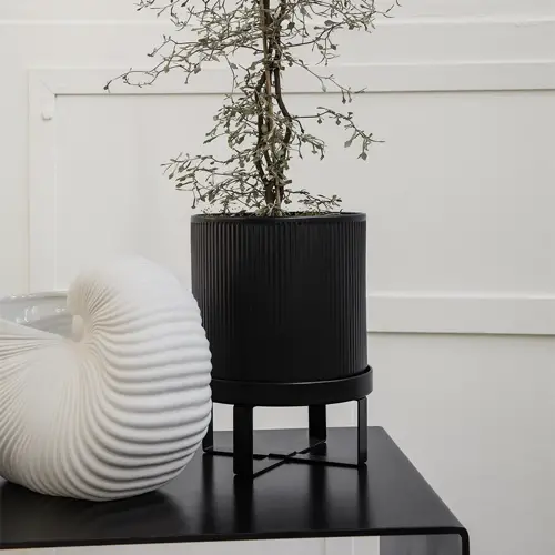 plantes dessus meuble pot Pot Bau S noir Ferm living épuré moderne sur pied