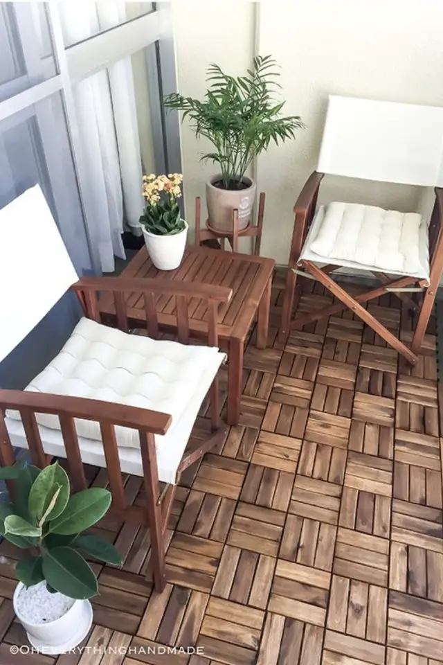 soigner detail deco balcon chaises en bois petite table basse carré simple plantes vertes