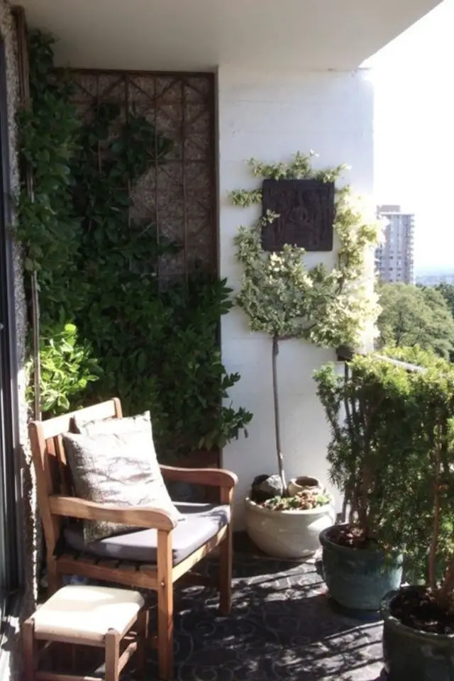 soigner detail deco balcon arbuste bosquet verdoyant plantes vertes fauteuil coussin