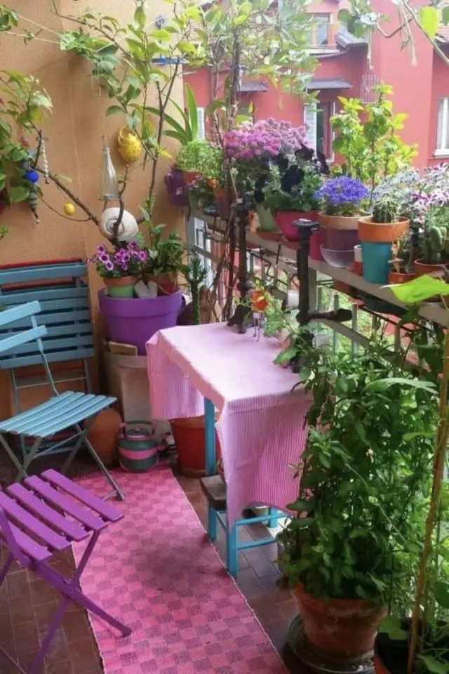 soigner detail deco balcon coloré plantes vertes meuble bleu rose bonne humeur peps pop