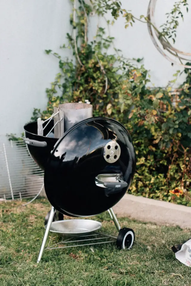 amenagement jardin plus convivial petit barbecue au charbon couleur noir moderne couvercle
