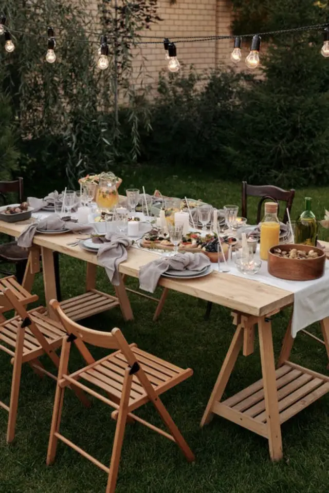 amenagement jardin plus convivial repas en extérieur table en bois chaises cosy