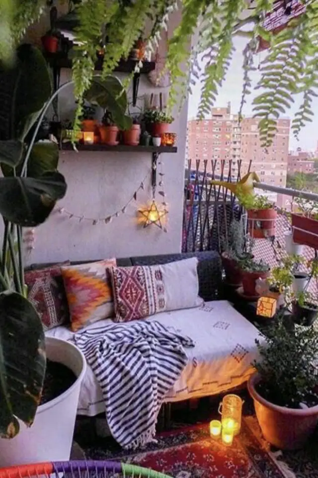 choisir plantes pour balcon de ville étagères jardinière suspendue plantes exotique banquette