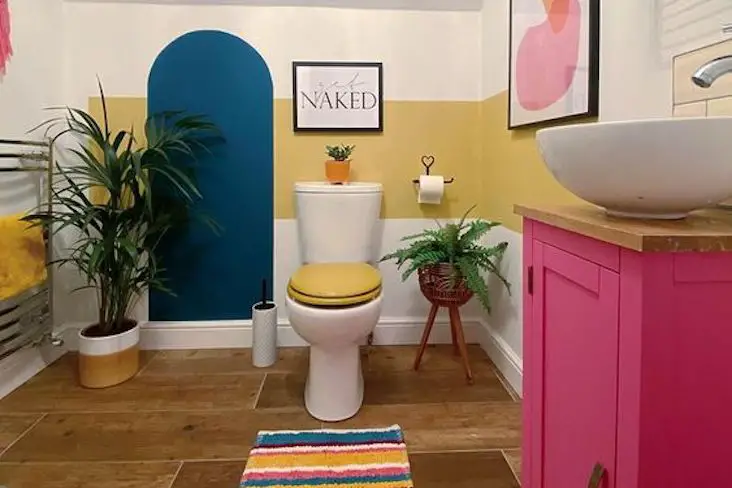 couleur addict salle de bain multicolore peinture arche meuble vasque mur tapis tableau