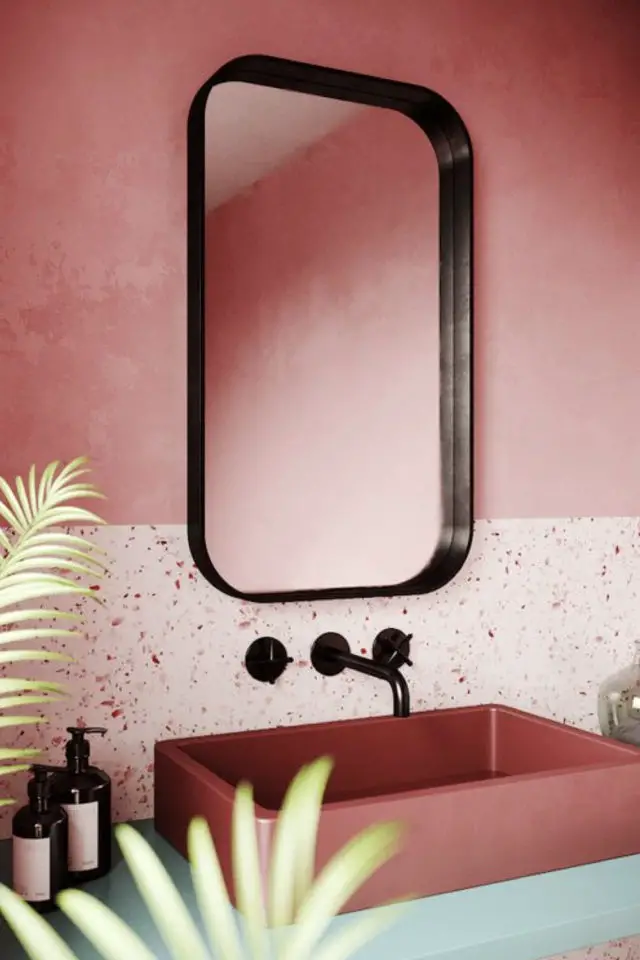 decoration salle de bain multicolore exemple moderne crédence terrazzo fin miroir noir peinture rose vasque couleur terracotta