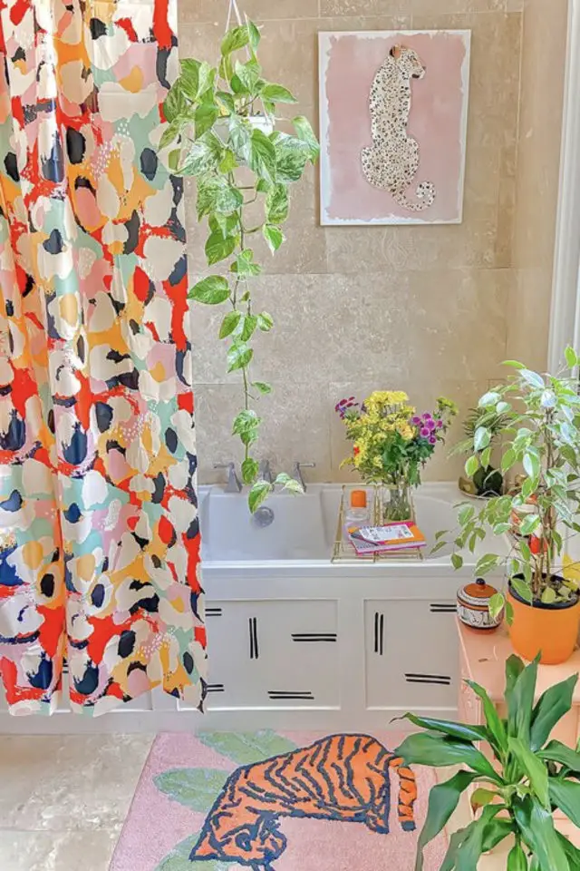decoration salle de bain multicolore exemple rideau de douche coloré tapis de bain tigre ludique bonne humeur