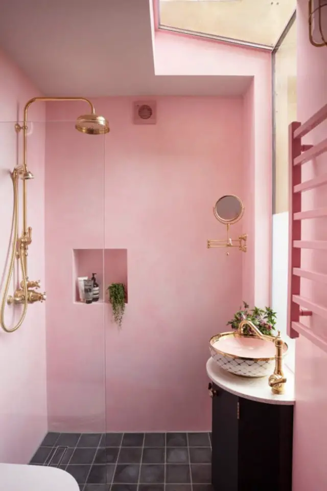 decoration salle de bain multicolore exemple color block rose carrelage douche