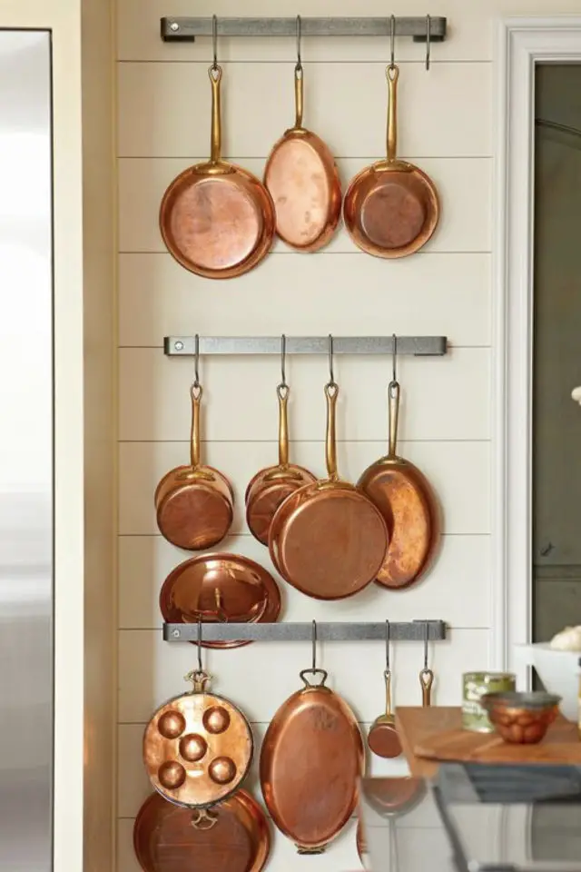 decoration suspendue mur cuisine exemple collection casseroles en cuivre chic