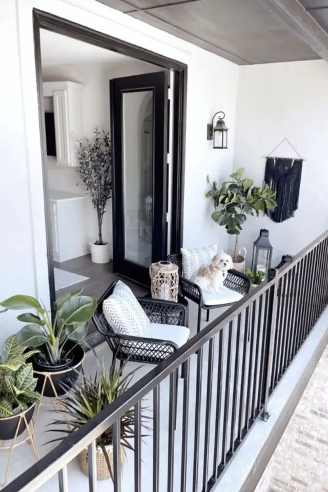 exemple agencement balcon en longueur fauteuil noir métal baie vitrée