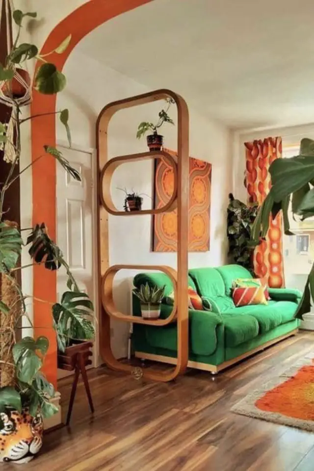 exemple deco interieure annees 70 claustra bois minimal design canapé vert accessoire orange