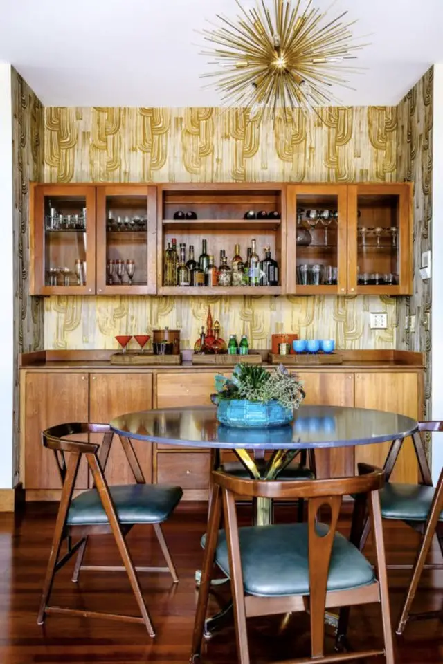 exemple deco interieure annees 70 salle  manger mobilier mid century modern bois papier peint beige et ocre