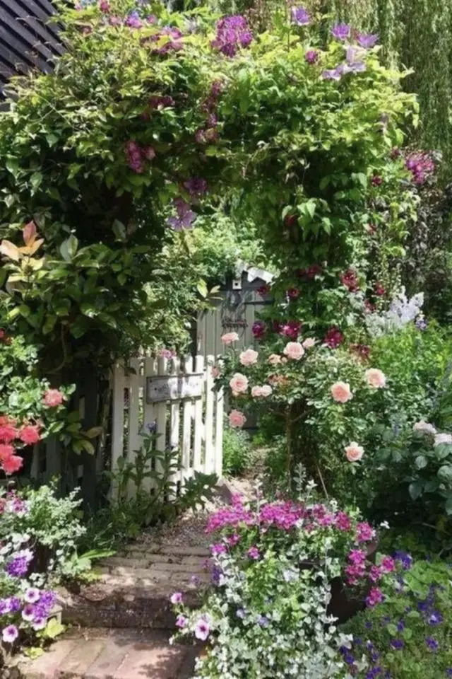 exemple deco jardin arche fleur clôture en bois végétation plantes grimpantes
