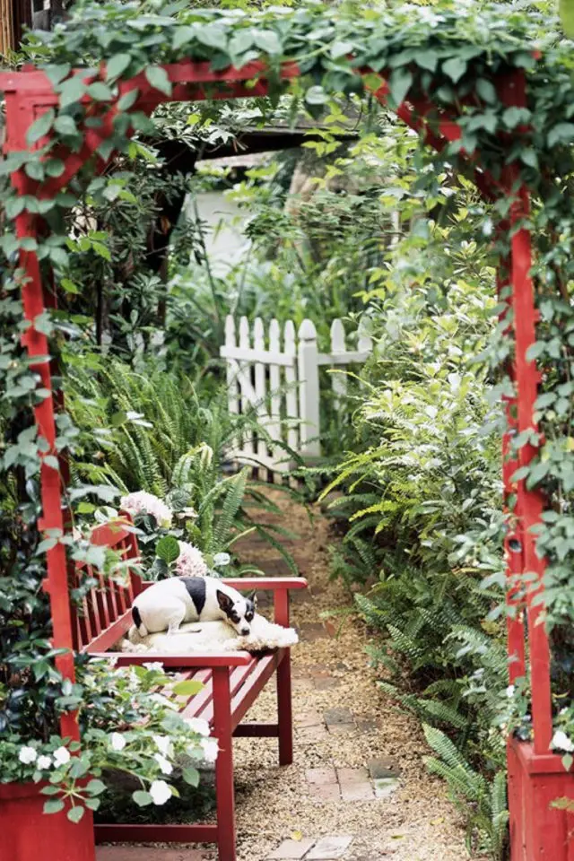 exemple deco jardin arche fleur peinture rouge banc ombre repos poétique