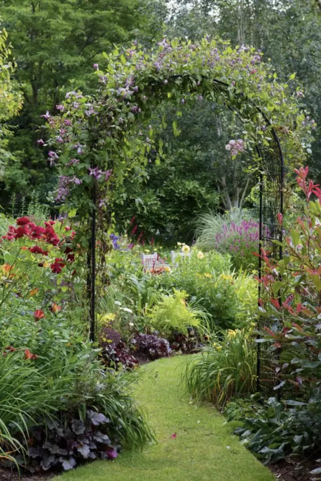 exemple deco jardin arche fleur bosquet plantes fleurs romantique 