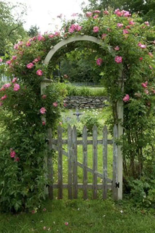 exemple deco jardin arche fleur petite fleur rose clôture en bois ouverture poétique romantique