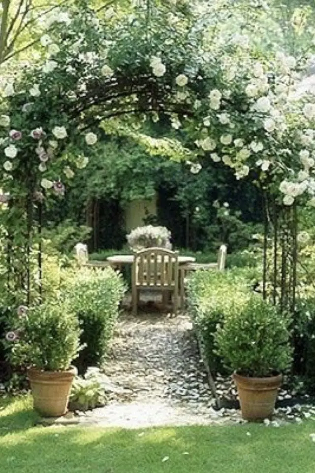 exemple deco jardin arche fleur coin repas extérieur romantique fleurs blanches