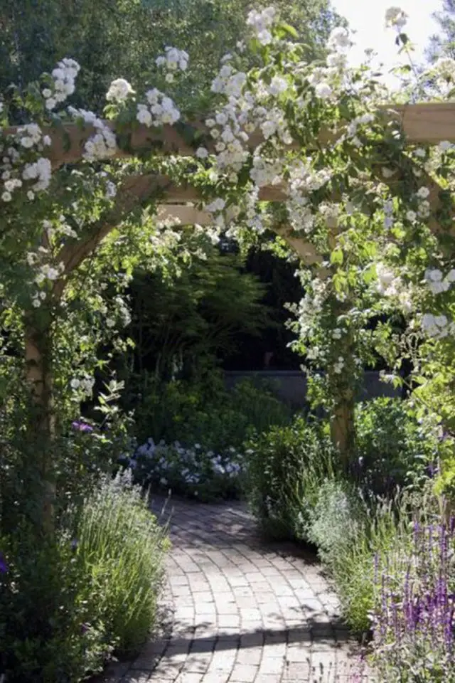 exemple deco jardin arche fleur ambiance champêtre floral extérieur