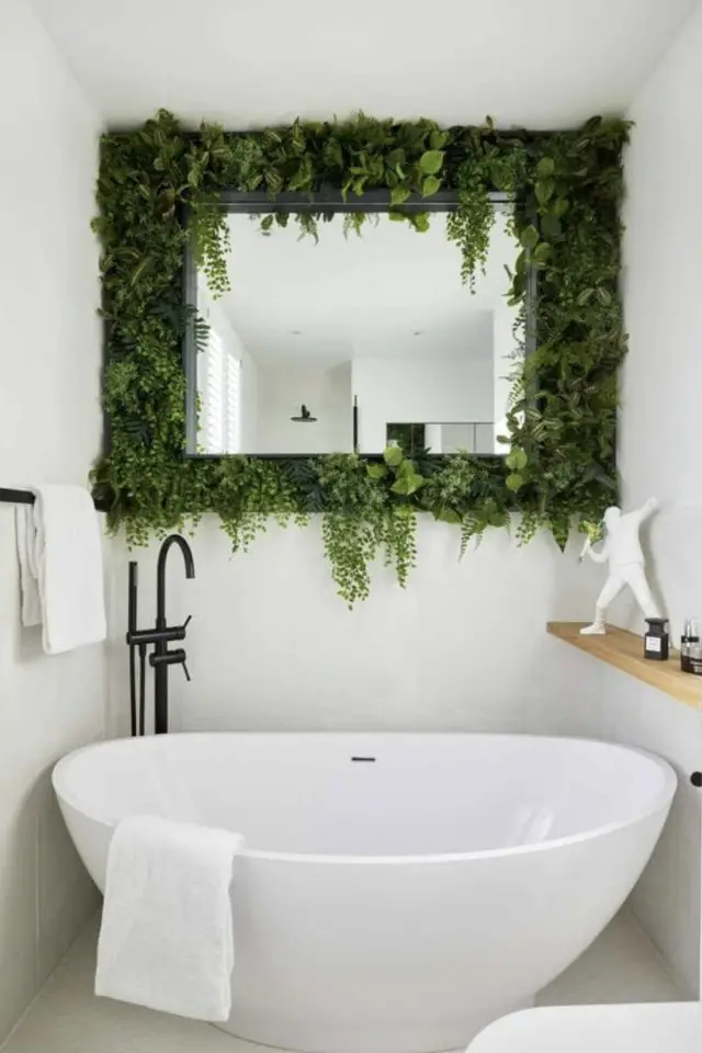 exemple jardin vertical interieur salle de bain miroir dessus baignoire fougères