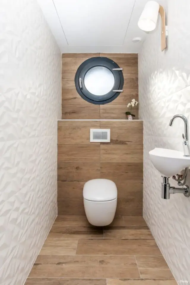exemple toilettes deco bois  parquet sil mur blanc et lambris simple