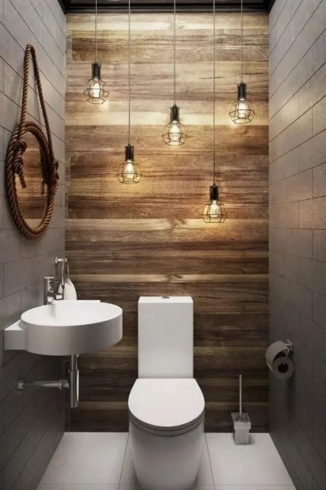 exemple toilettes deco bois revêtement mural derrière wc lampe suspension industrielle minimaliste miroir rond