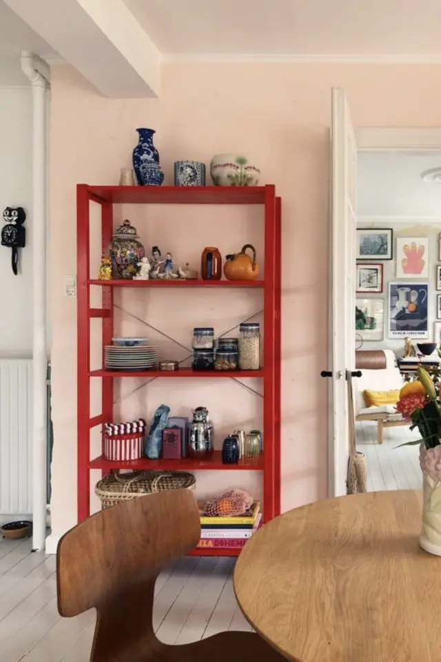 exemple touche de rouge decoration pièce à vivre bibliothèque colorée