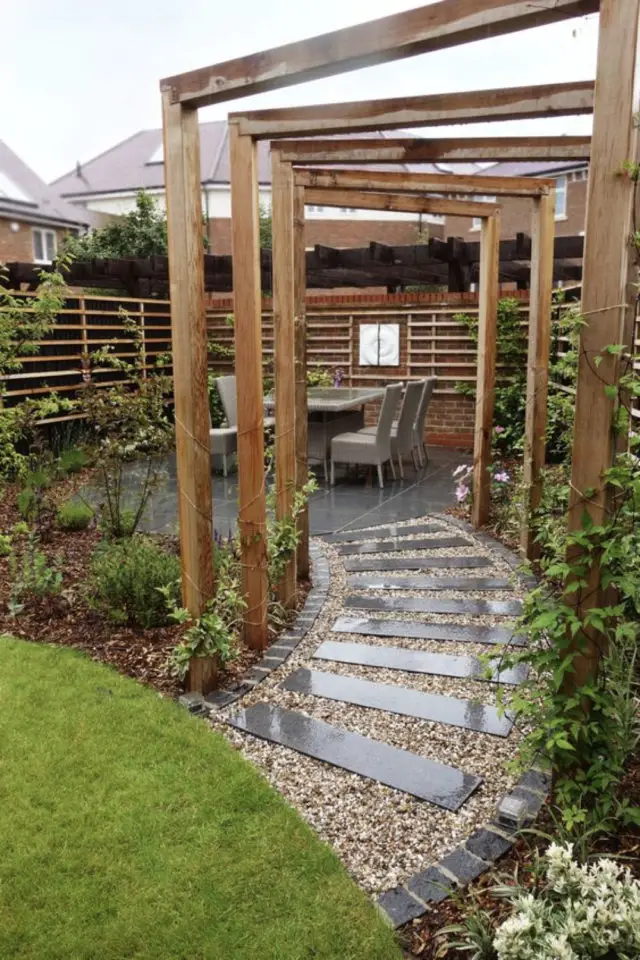 exemple utilisation bois exterieur pergola au dessus petite allée jardin