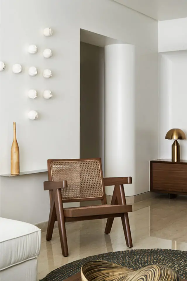 interieur contemporain minimaliste lumineux décor mural texture ton sur ton blanc fauteuil en cannage vintage