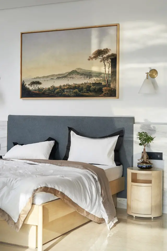 interieur contemporain minimaliste lumineux chambre à coucher adulte tête de lit textile et marbre table de chevet arrondie bois clair