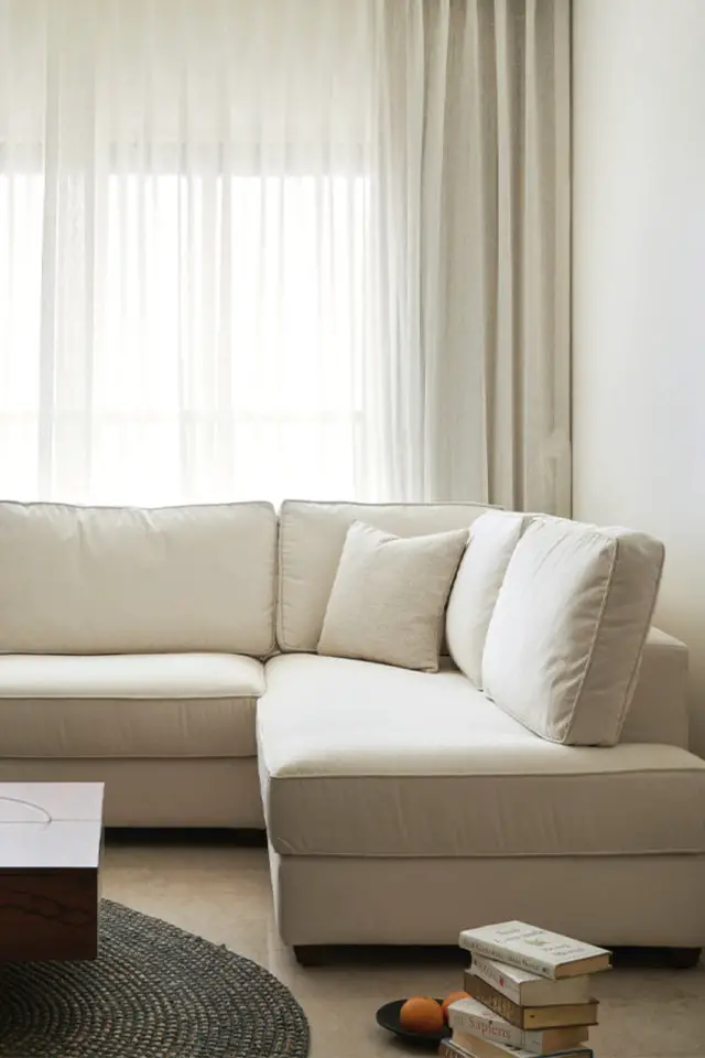 interieur contemporain minimaliste lumineux canapé d'angle blanc élégant 