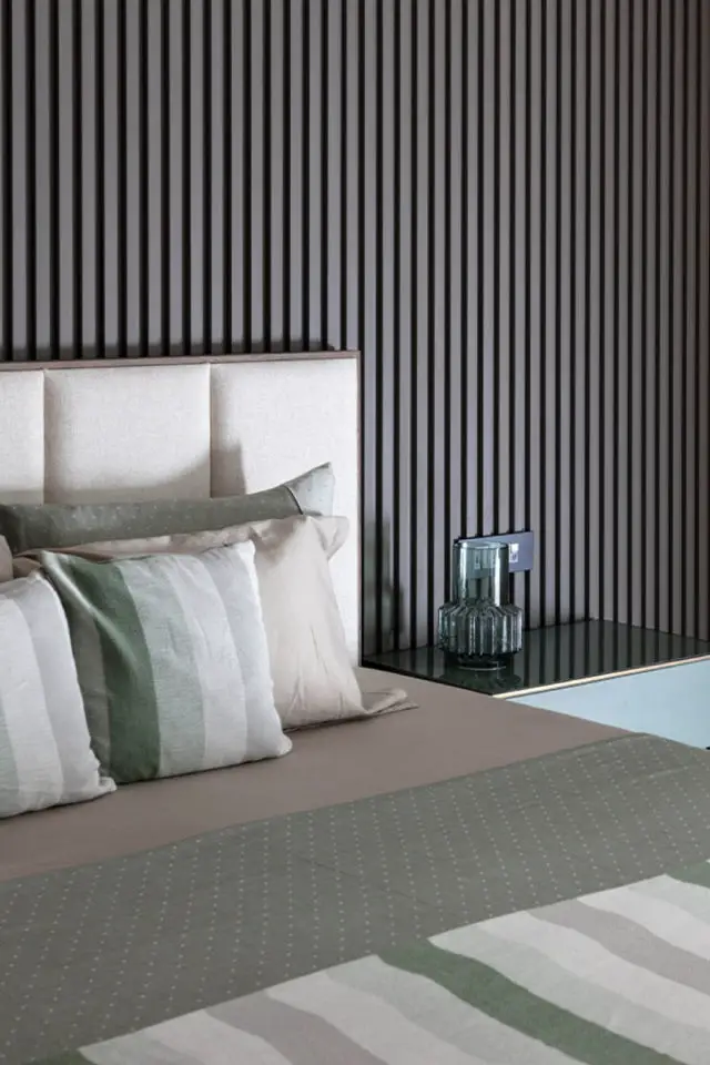 interieur masculin et elegant classique mur revêtement bois texturé tasseaux peint chambre parentale