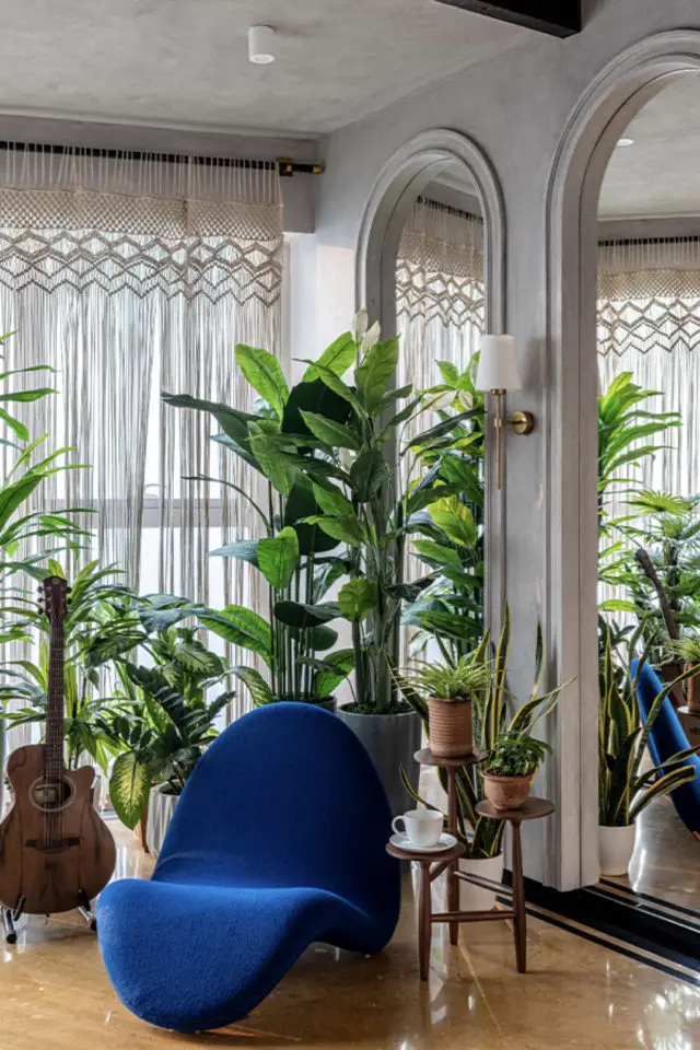 interieur tendance exemple arrondi arche couleur coin salon angle pièce arche murale découpe moderne plantes vertes fauteuil design bleu pétrole