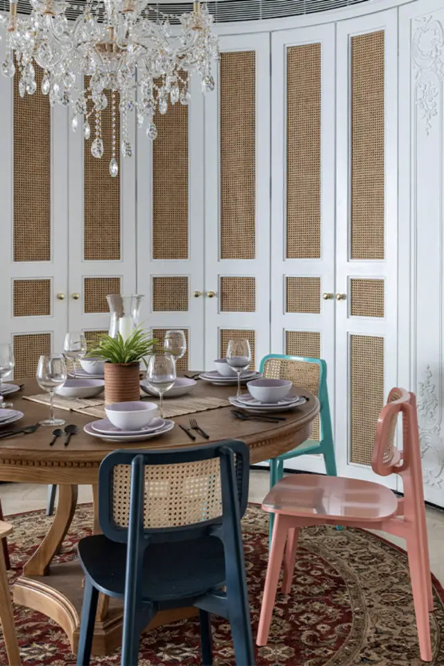 interieur tendance exemple arrondi arche couleur espace salle à manger porte en cannage placard table ronde chaise colorée