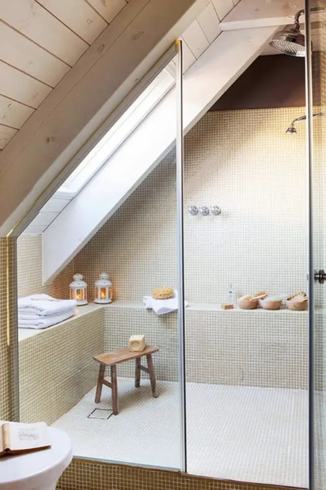 jolie petite salle de bain sous les combles grand espace de douche closon en verre ambiance slow spa