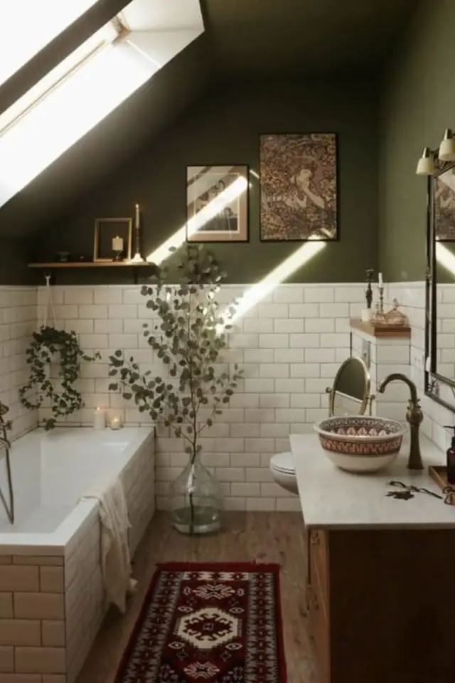 jolie petite salle de bain sous les combles ambiance campagne chic soubassement carrelage peinture vert sauge tableau baignoire
