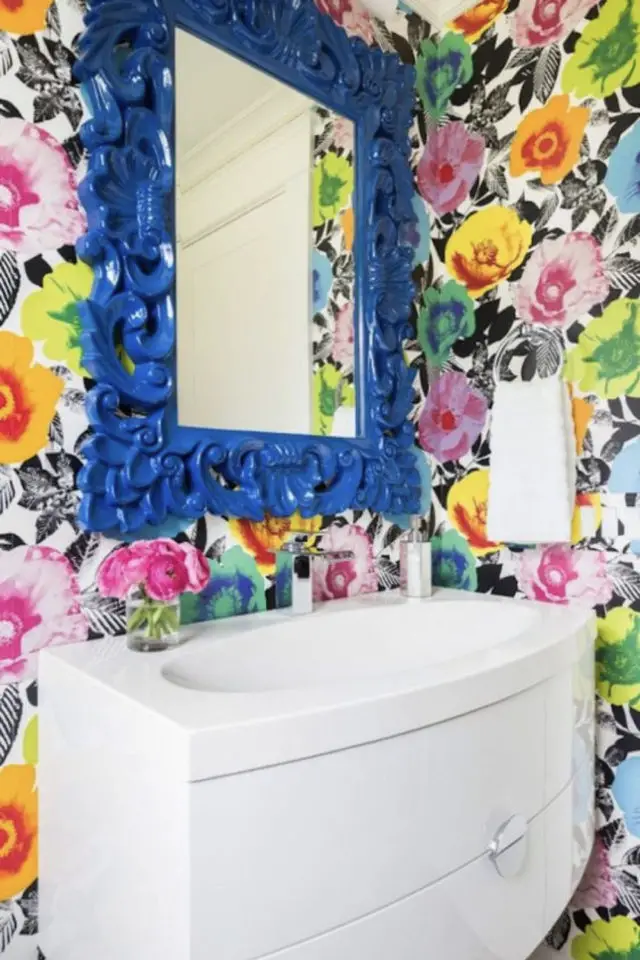 salle de bain maxi couleur exemple meuble vasque blanc papier peint à fleur multicolore miroir bleu pétrole