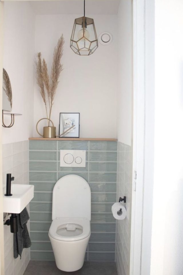 carrelage vert sauge salle de bain toilettes suspendu habillage revêtement mural ambiance lumineuse et naturelle