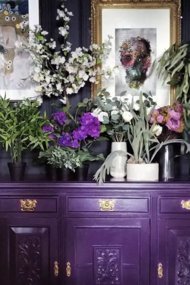 deco dessus buffet style rock meuble violet plantes fleurs cadres décor mural tête de mort