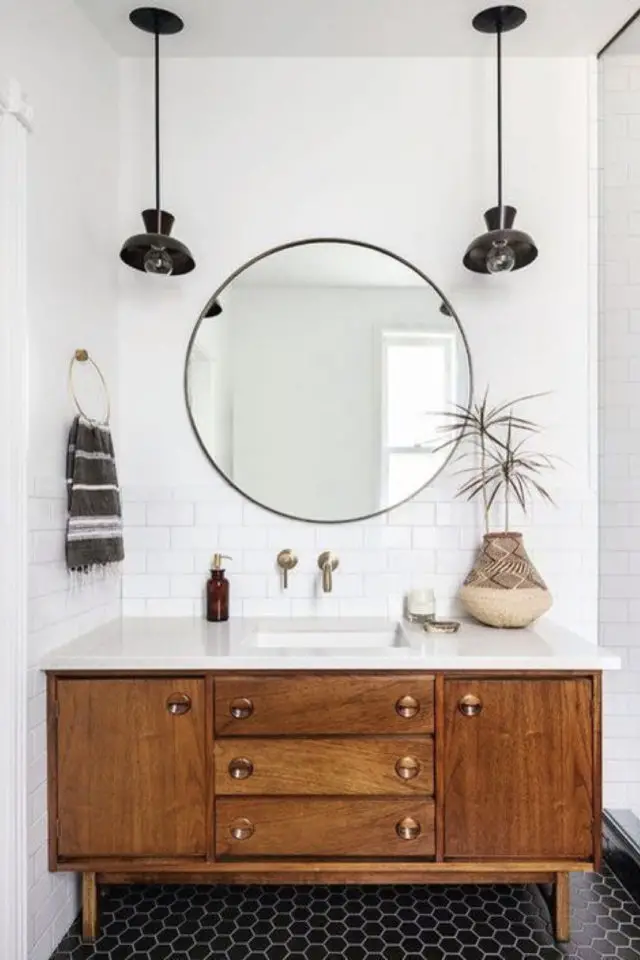 detail deco salle de bain luminaire suspension en symétrie au dessus du meuble vasque de chaque côté du miroir rond