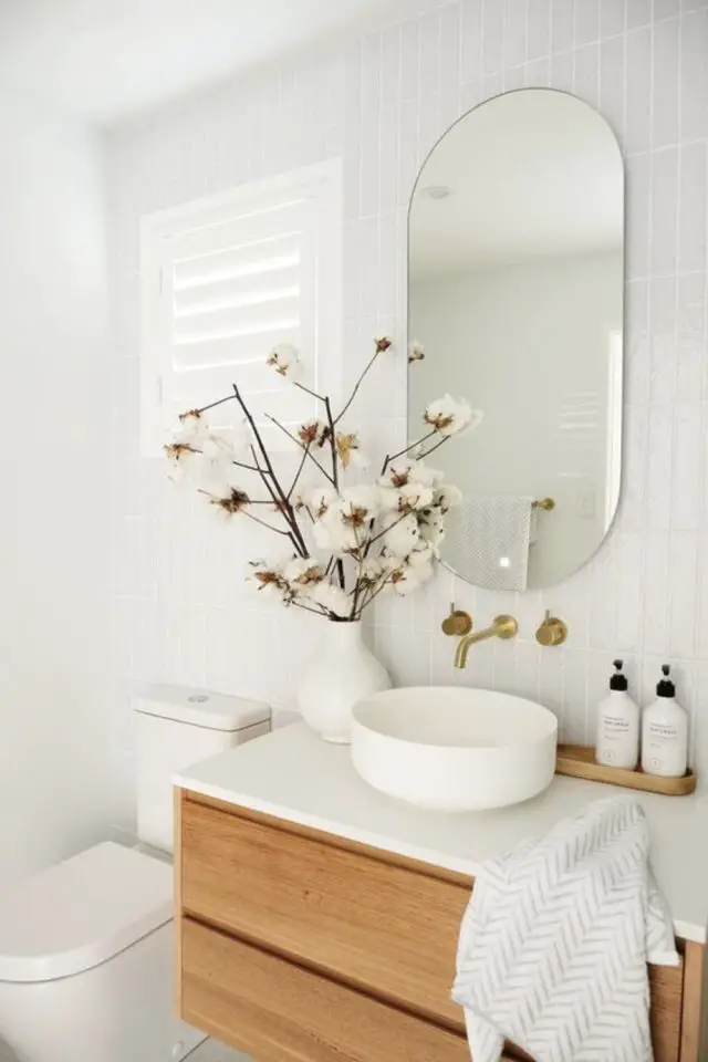 detail deco salle de bain miroir ovale arrondi ambiance épurée blanche spa