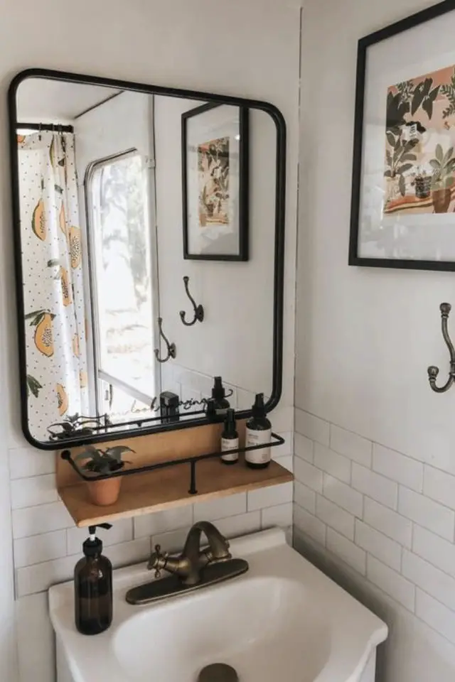 detail deco salle de bain miroir rectangulaire arrondi encadrement noir petit espace 