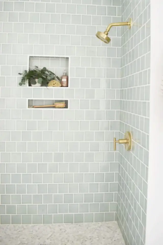 detail decor salle de bain robinetterie douche pommeau encastré élégant laiton doré
