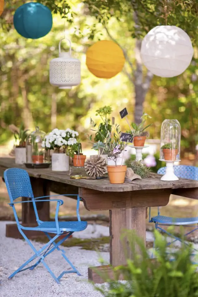 exemple deco jardin multicolore esprit guinguette lampion au dessus de la table extérieure chaise colorée
