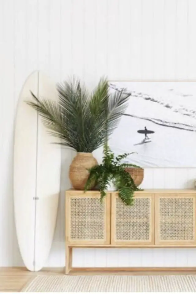 exemple deco recup bord de mer enfilade en cannage moderne plantes vertes tableau mural minimaliste et planche de surf