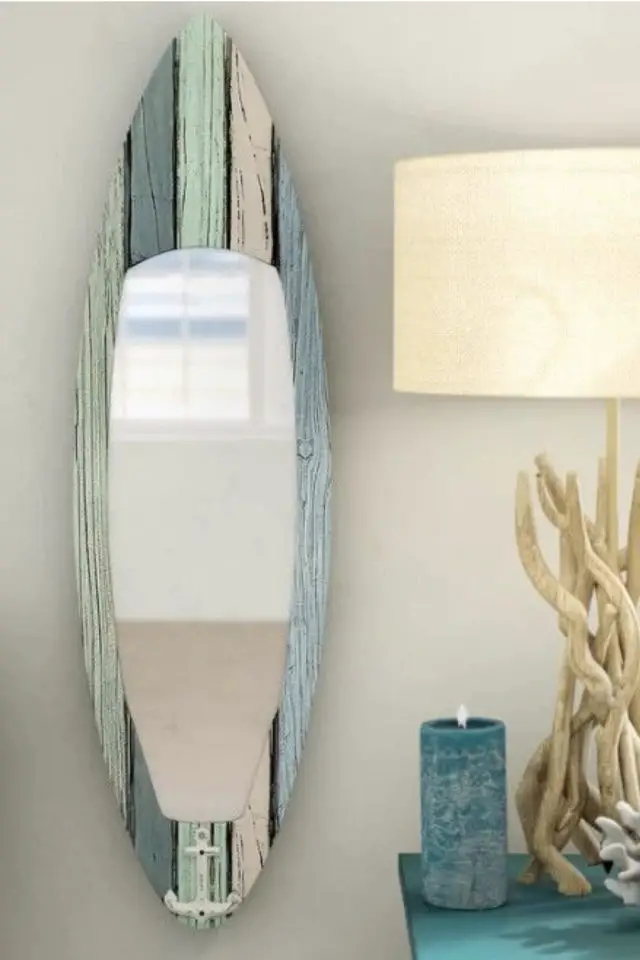exemple deco recup bord de mer bois flotté repeint transformé en miroir mural lampe à poser dessus buffet