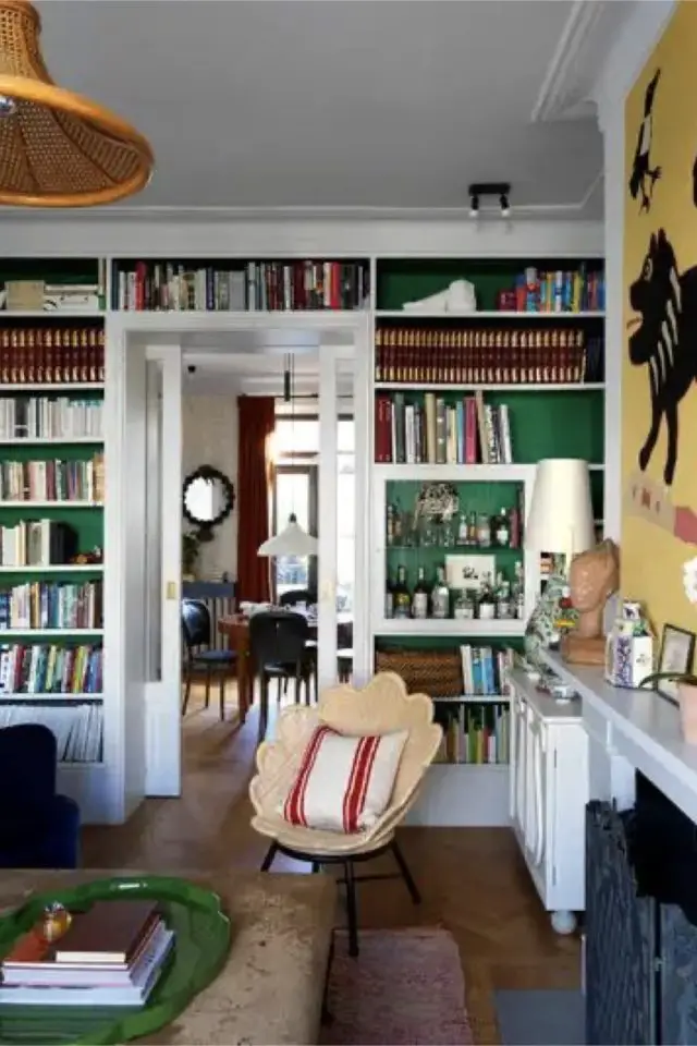 grande bibliotheque salon exemple peinture verte murale étagère blanche décor éclectique vintage