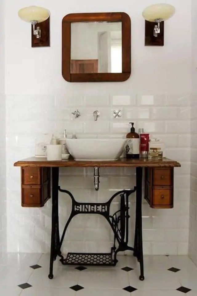 idee deco recup salle de bain miroir ancien applique murale meuble vasque machine à coudre Singer