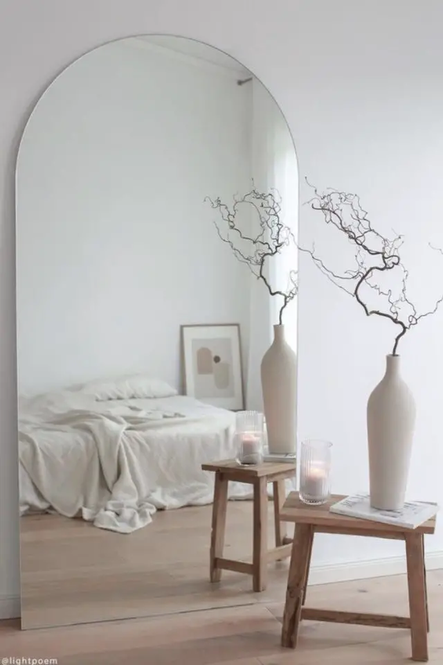 interieur slow living moderne chambre à coucher couleur blanche dominante miroir haut arrondi