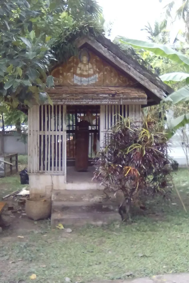 laos voyage experience bouddhisme temple pagode en bois nature parc calme découverte