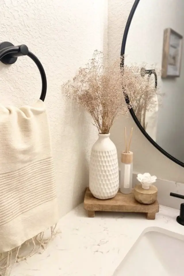 mise en scene detail salle de bain petite installation facile fleurs séchées meuble vasque