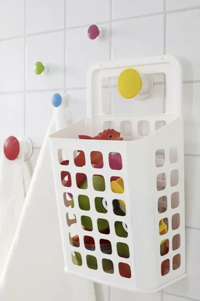 rangement jouets salle de bain exemple panier en plastique à suspendre patère murale